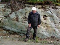 Gisle Rø viste oss geologiske fenomener på et svaberg i veikanten inne ved Vennaelva.