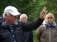 Gisle Rø viser vha en magnet at steiner vi fant ved gruva er jernholdig